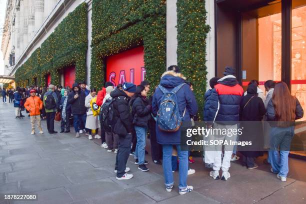 Queue Outside Store Christmas Queue Photos and Premium High Res Pictures - Getty Images
