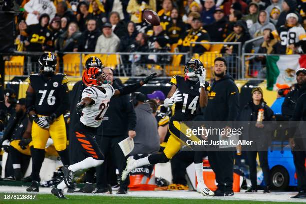 George Pickens of the Pittsburgh Steelers completes a deep pass for a touchdown during the third quarter of a game against the Cincinnati Bengals at...