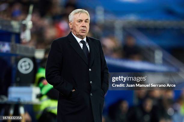 Head coach Carlo Ancelotti of Real Madrid looks on during the LaLiga EA Sports match between Deportivo Alaves and Real Madrid CF at Estadio de...