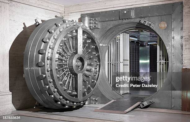 bank vault - safe 2013 film stock-fotos und bilder