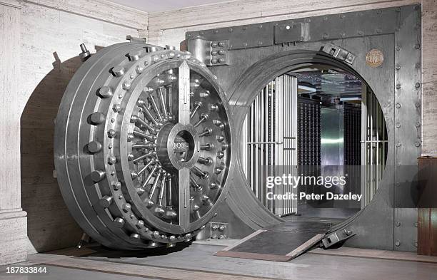 bank vault - banco fotografías e imágenes de stock