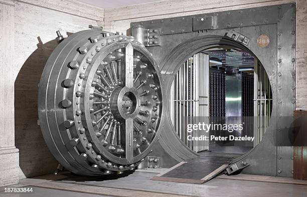 bank vault - banque photos et images de collection