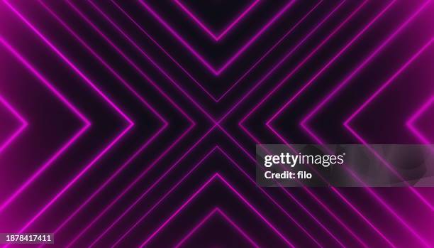 magenta pink glühlinie pfeilrichtung bewegung bewegung fokus hintergrund - 80s laser background stock-grafiken, -clipart, -cartoons und -symbole