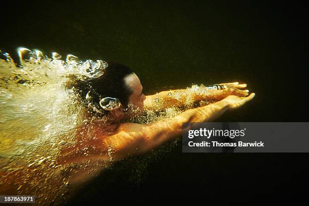 man diving underwater - aparición conceptos fotografías e imágenes de stock