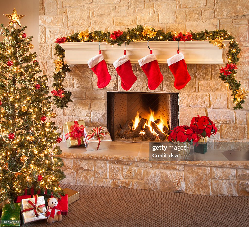 Medias de nailon de Navidad, fuego de chimenea, árbol y decoraciones