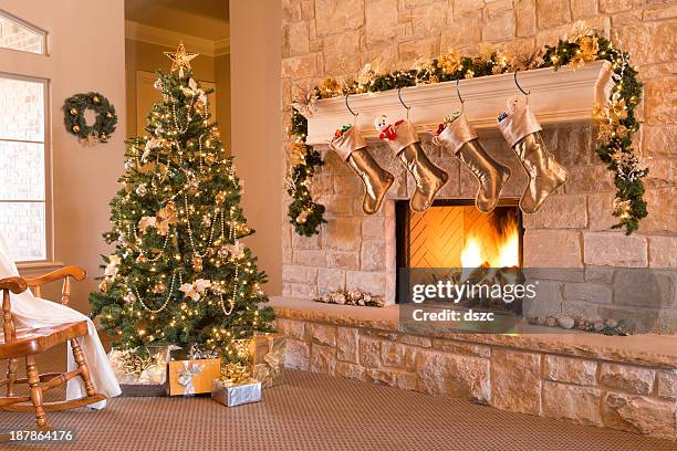 or noël: matin, arbre, de cadeaux, une cheminée bas, mantel, foyer, couronne - chaussette noel cheminée photos et images de collection