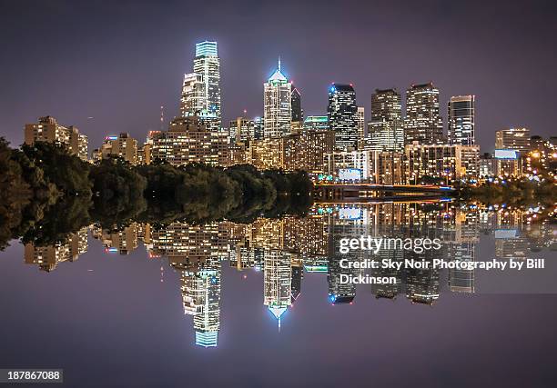 reflections of brotherly love - schuylkill river photos et images de collection