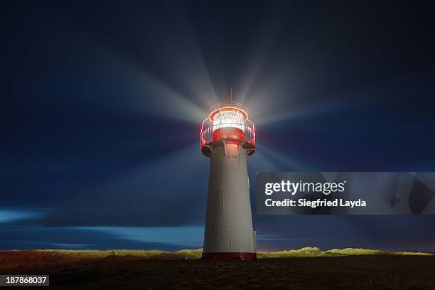 lighthouse at night - vuurtoren stockfoto's en -beelden