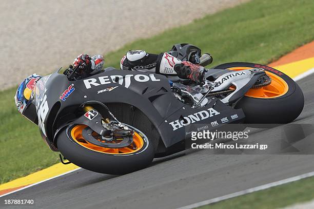 Dani Pedrosa of Spain and Repsol Honda Team rounds the bend during day 3 of MotoGP tests at Ricardo Tormo Circuit on November 13, 2013 in Valencia,...