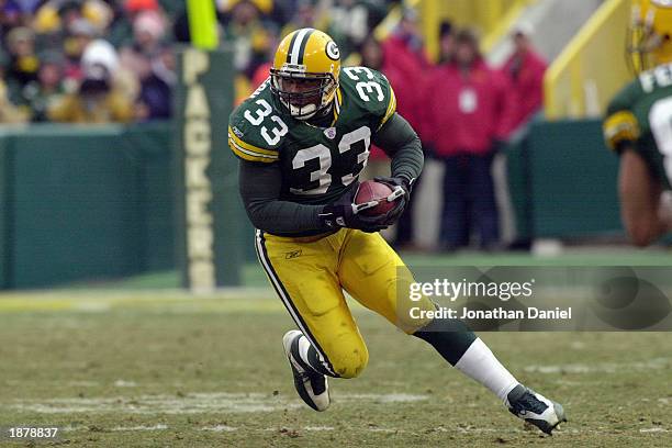 William Henderson of the Green Bay Packers runs the ball against the Buffalo Bills during the game at Lambeau Field on December 22, 2002 in Green...