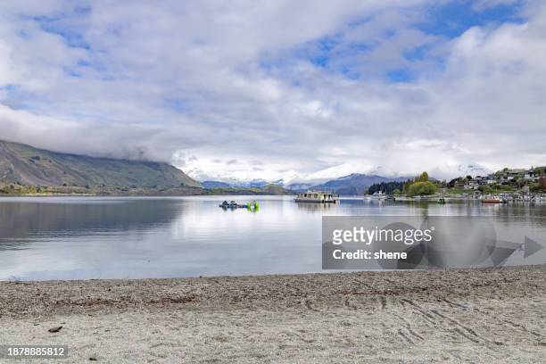 the lake wanaka, new zealand - lagoon willow stock pictures, royalty-free photos & images