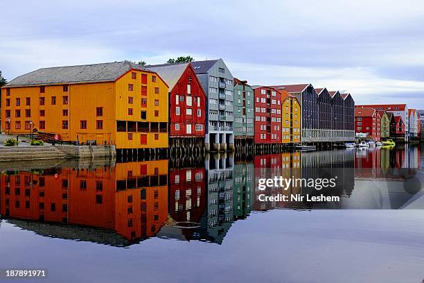 houses by the river - stelze stock-fotos und bilder