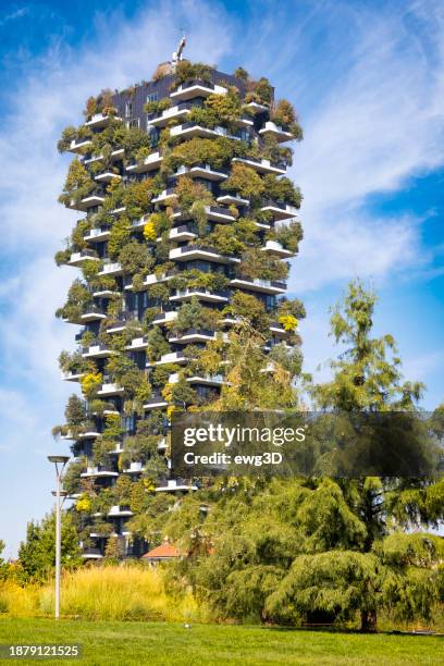 skyscraper with trees on balconies - groen dak stockfoto's en -beelden