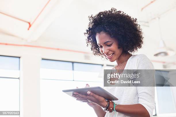 businesswoman using digital tablet in office - mesa digital - fotografias e filmes do acervo