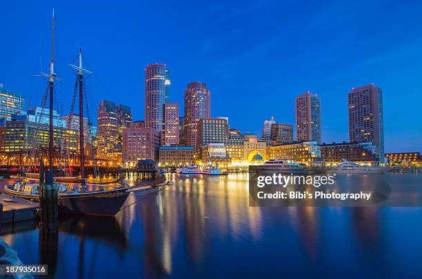 boston at night - boston seaport stockfoto's en -beelden