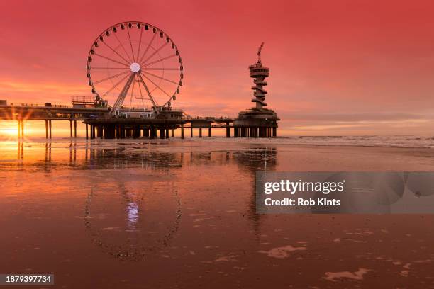 scheveningen pier and ferris wheel in the hague at sunset - scheveningen stock-fotos und bilder