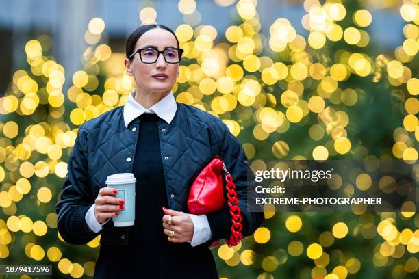 portrait of a female new yorker holding a coffee cup - manhattan center stock pictures, royalty-free photos & images