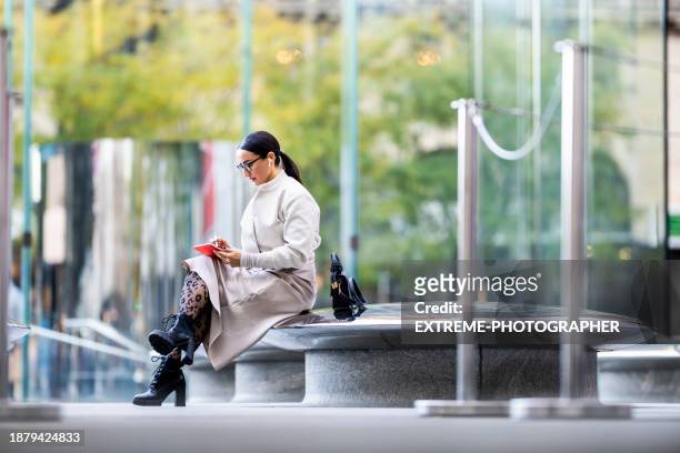 new york everyday lifestyle of a fashionably dressed businesswoman - manhattan center stock pictures, royalty-free photos & images