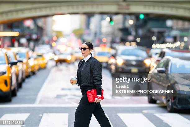 weibliche new yorker jeden tag - beautiful woman on the street of new york city stock-fotos und bilder