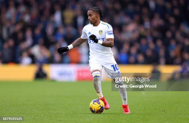 Crysencio Summerville of Leeds United runs with the ball during the Sky Bet Championship match between Leeds United and Ipswich Town at Elland Road...