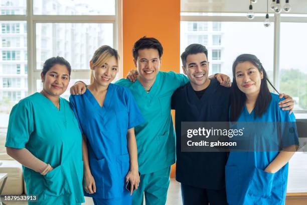 equipo médico dedicado que pone sus necesidades en primer lugar - vestimenta de hospital fotografías e imágenes de stock
