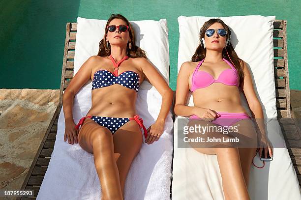 poolside glamour - women sunbathing pool - fotografias e filmes do acervo