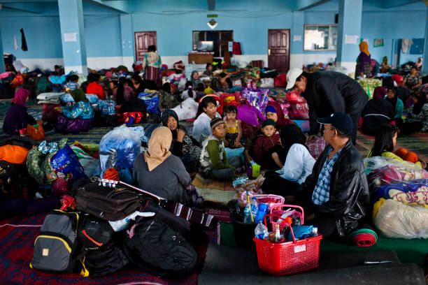 Selalu berlindung di dalam ruangan sampai mendapat arahan dari tim penyelamat