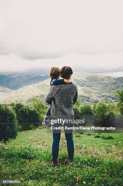 mother and child looking over the horizon - kid looking up to the sky stock pictures, royalty-free photos & images