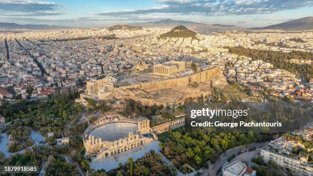 aerial photo of the acropolis of athens and the odeon of herodes atticus - odeion gebouw uit de oudheid stockfoto's en -beelden