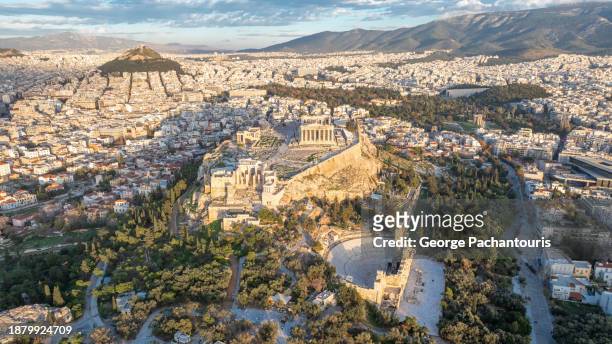 aerial view of the acropolis and athens, greece - odeion gebouw uit de oudheid stockfoto's en -beelden