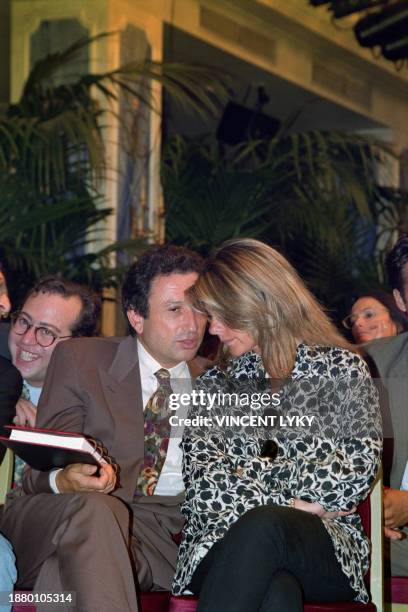 Photo taken on August 25, 1992 in Paris shows French journalist Michel Drucker chating with French television producer Dominique Cantien during the...