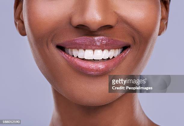 million dollar smile! - lipgloss stockfoto's en -beelden