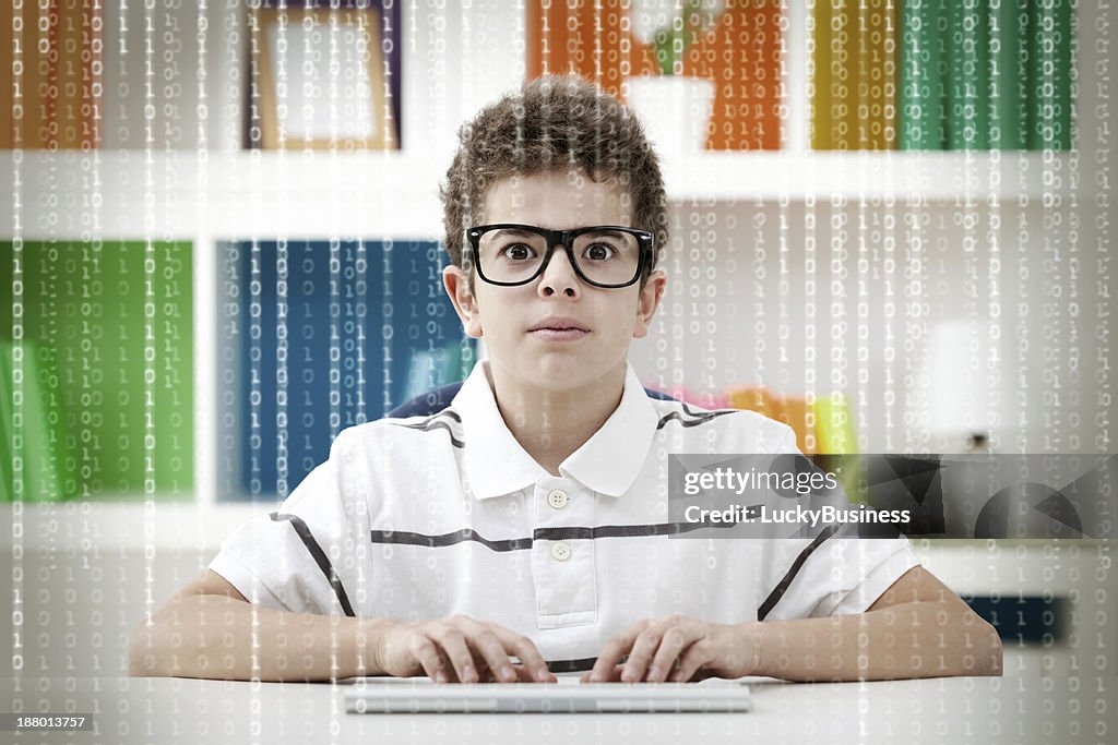 Little hacker con código binario