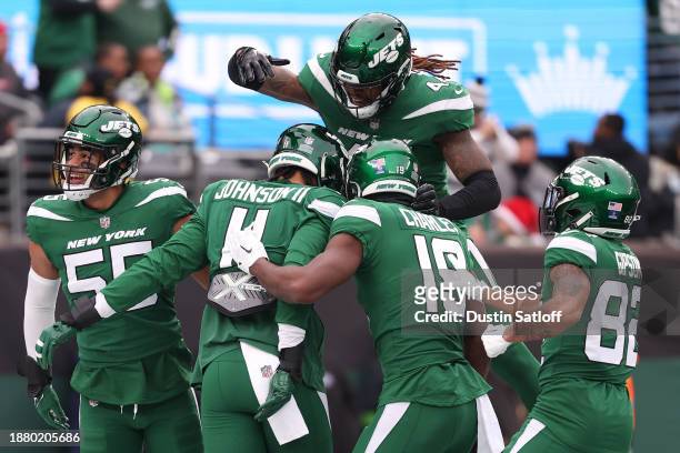 The New York Jets celebrate after Jermaine Johnson of the New York Jets blocks a punt during the first quarter against the Washington Commanders at...
