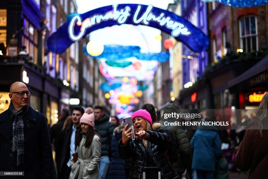 BRITAIN-RETAIL-SALE-CHRISTMAS