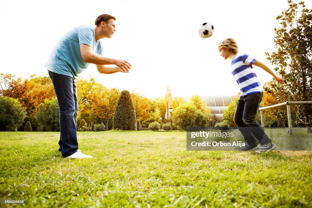 Père et fils jouer football