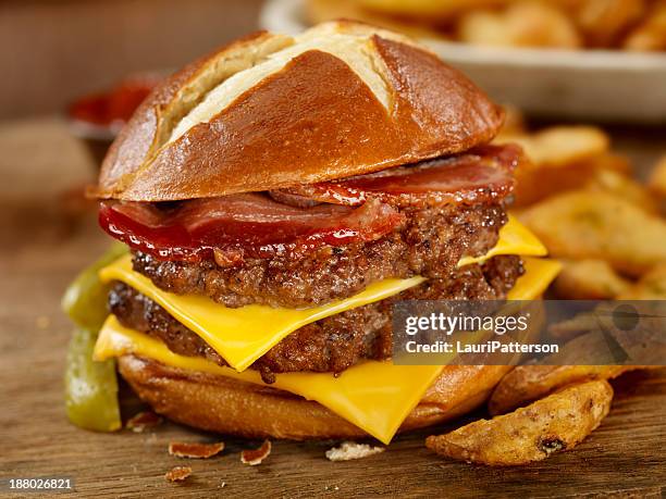 la hamburguesa pretzel - bollo dulce fotografías e imágenes de stock