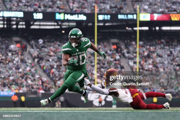 Breece Hall of the New York Jets runs to score a touchdown during the second quarter against the Washington Commanders at MetLife Stadium on December...