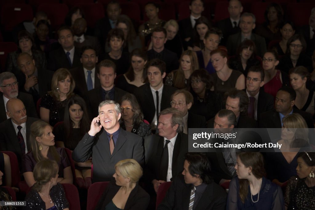Mann sprechen auf Handy Publikum im theater