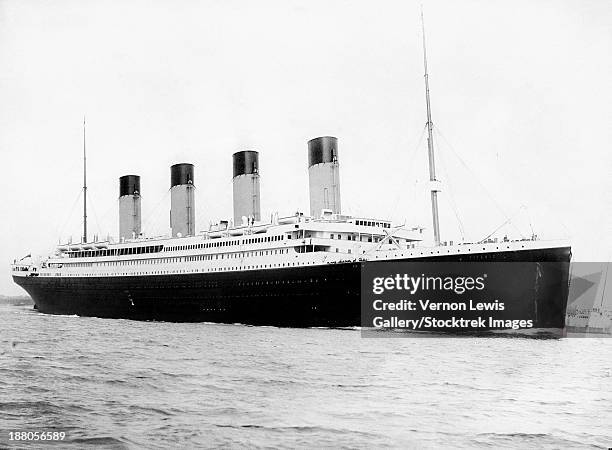 digitally restored vintage maritime history photo of the rms titantic departing southampton on april 10, 1912. - ozeandampfer stock-fotos und bilder