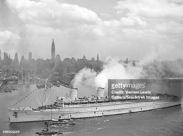 world war ii photo of rms queen mary arriving in new york harbor. - rms queen mary stock illustrations