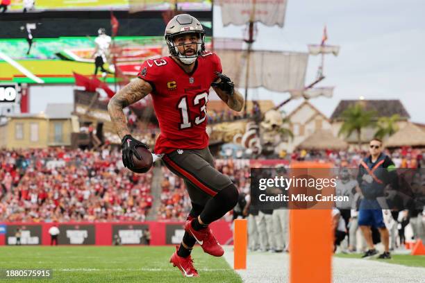 Mike Evans of the Tampa Bay Buccaneers scores a touchdown reception against the Jacksonville Jaguars during the second quarter at Raymond James...