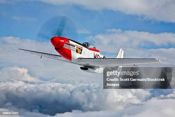 a p-51d mustang, nicknamed ridge runner iii, in flight near hollister, california. - p 51 mustang stockfoto's en -beelden