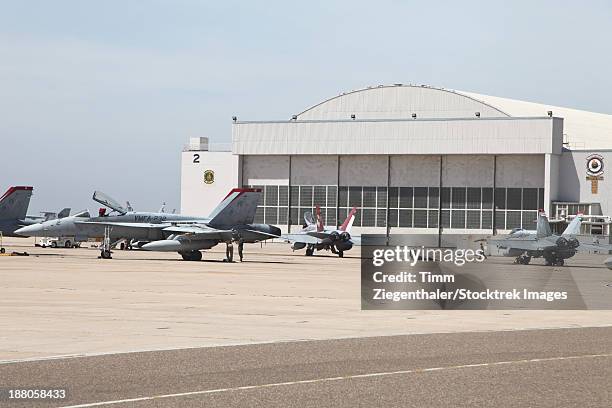 f/a-18 hornets on the flight line at marine corps air station miramar, california. - estación aérea del cuerpo de marina miramar fotografías e imágenes de stock