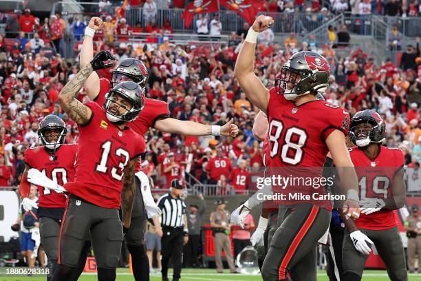 Mike Evans of the Tampa Bay Buccaneers celebrates with his teammates after scoring his second touchdown reception of the second quarter against the...
