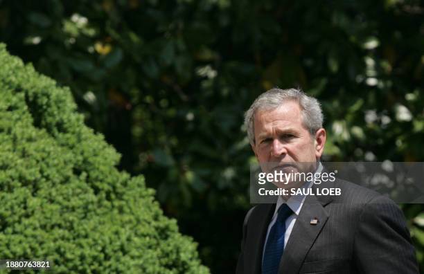 President George W. Bush walks back to the residence after disembarking from Marine One 13 May 2007 on the South Lawn of the White House in...