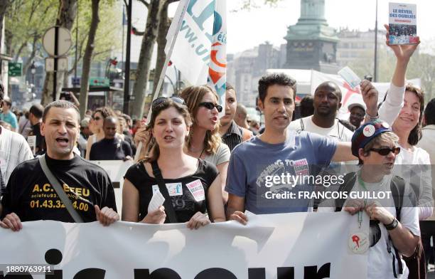 Mohammed Mechmache , président de l'association AC Le Feu, manifeste aux côtés de quelque 1.200 personnes, selon les organisateurs, pour les "oubliés...