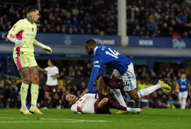 Man City trả giá đắt sau trận thắng ngược Everton 1 Bongdaso - Bóng đá số - Tin tức - Trọng tài bị chỉ trích vì chấn thương của John  Stones
