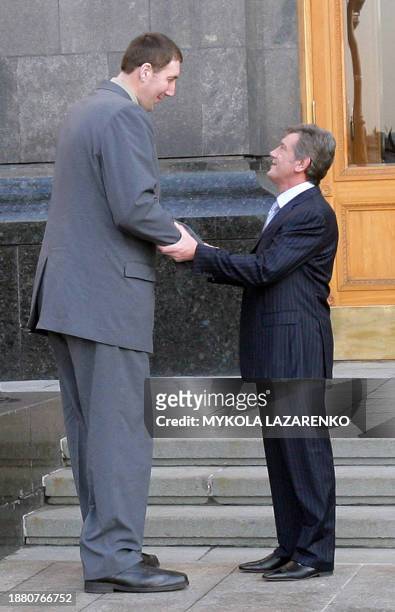 The President of Ukraine Viktor Yushchenko welcomes Leonid Stadnik 2.59 meter tall, the world's tallest living man, in front of the presidential...