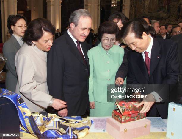 Le président sud-coréen Kim Dae-Jung et son épouse Lee Hee Ho , le maire de Paris, Jean Tibéri et son épouse Xavière s'échangent des cadeaux lors de...